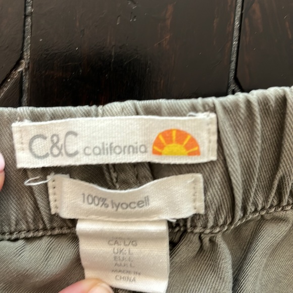 C & C California lightweight olive pull on shorts! - Picture 4 of 4
